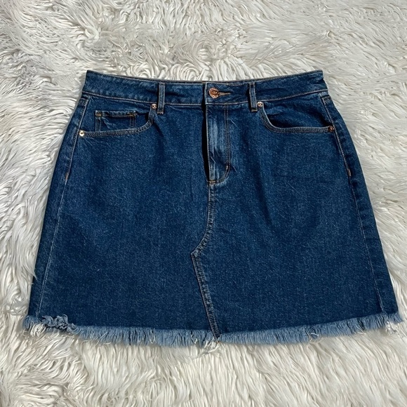 Frayed Hem Deconstructed Distressed Medium Wash Denim Mini Skirt - Picture 2 of 9